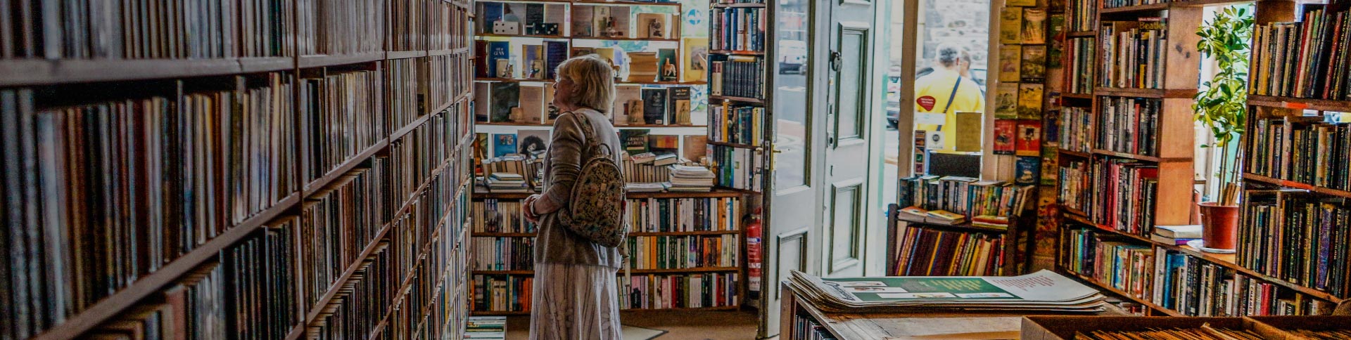 idosa em uma biblioteca