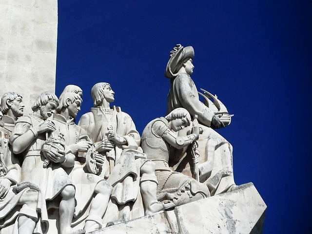 Imagem de uma estátua de Lisboa representando as grandes Navegações.
