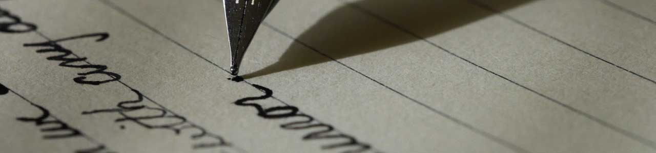 Caneta tinteiro escrevendo em papel, representando um dos membros da família barros, pioneiro na gramática portuguesa