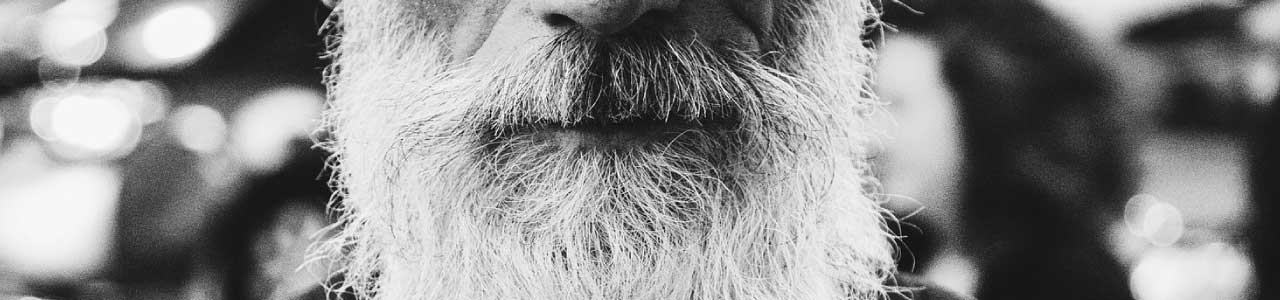 imagem mostra a barba branca de um homem, remetendo a característica física que provavelmente originou o sobrenome bianchi