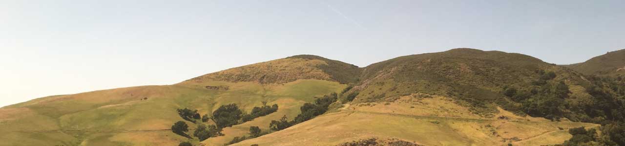 Imagem ilustrando uma colina, remetendo a origem do nome da cidade que nomeou o sobrenome.