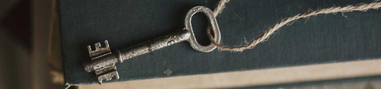 Imagem mostra uma chave sobre alguns livros, indicando uma das possíveis origens do sobrenome chaves.