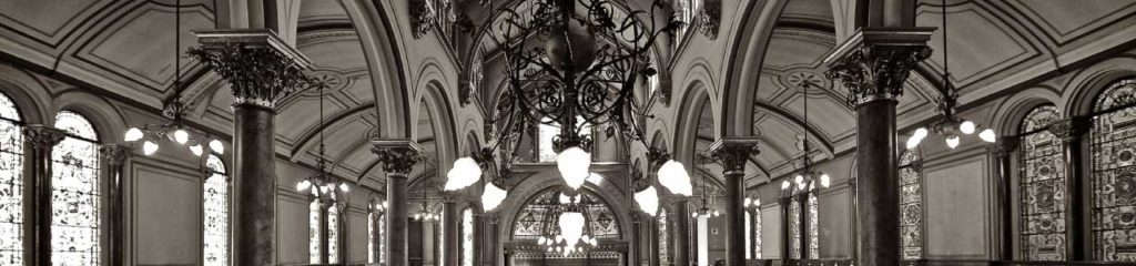 Imagem do teto de uma sinagoga, fazendo alusão a origem religiosa do sobrenome dias e diaz