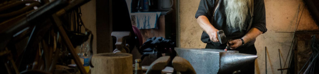 ferreiro trabalhando. Profissão deu origem aos sobrenomes em questão