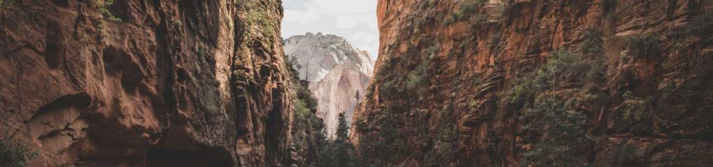 imagem de um desfiladeiro, pedras, que inspiraram a origem do sobrenome freitas