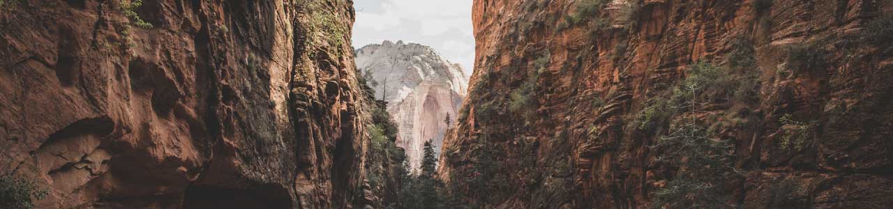 imagem de um desfiladeiro, pedras, que inspiraram a origem do sobrenome freitas