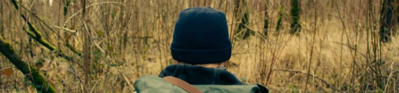 Capa com um homem em ambiente de caça, simbolizando a origem do sobrenome monteiro