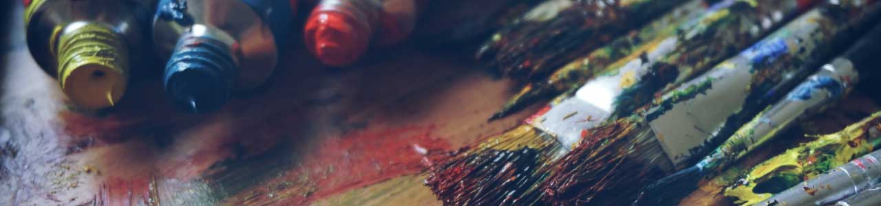 Pincéis e tintas fazendo alusão a origem do sobrenome pinto - pintado de sangue - em forma de um eufemismo