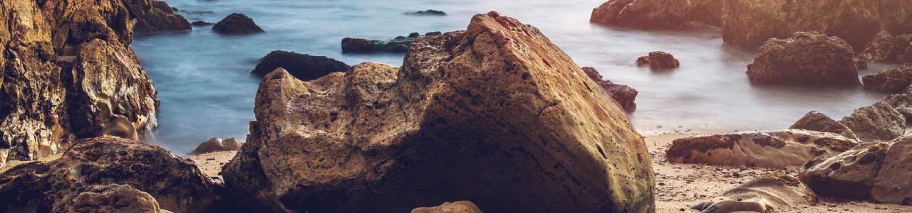 imagens de pedras em uma paisagem, remetendo ao significado do nome peres