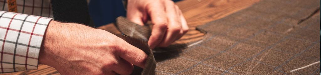 Alfaiate trabalhando. Profissão deu origem aos sobrenomes em questão