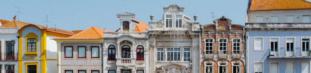 Imagem de prédios em Portugal, remetendo ao local de origem desse sobrenome.