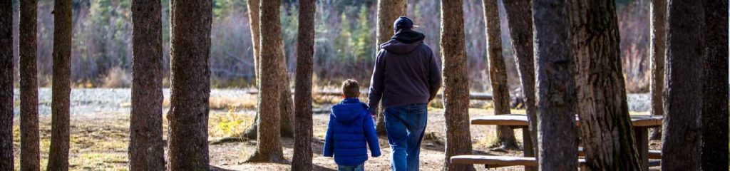 Pai e filho andando entre as árvores, simbolizando a origem no nome fernandes (filho de fernando)
