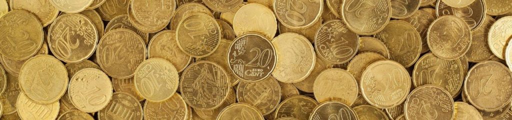 moedas douradas espalhadas representando a riqueza, relacionada ao patriarca do sobrenome Ferreira.