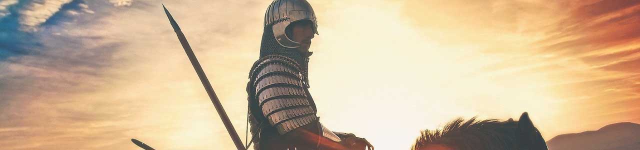 imagem de um guerreiro montado em um cavalo, representando a origem dos sobrenomes em questão.