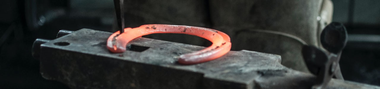 ferreiro trabalhando. Profissão deu origem aos sobrenomes em questão