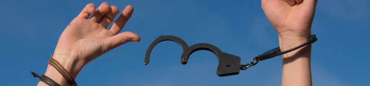 imagem mostra uma mulher se libertando de uma algema