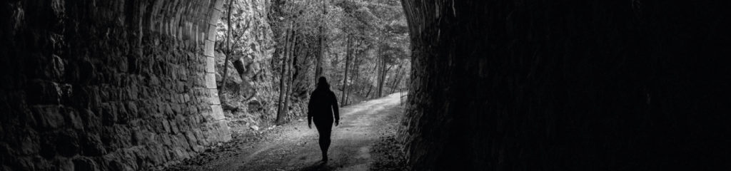 imagem mostra um homem em um tunel, representando uma das possíveis origens do sobrenome coelho