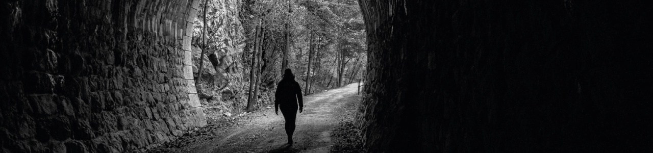 imagem mostra um homem em um tunel, representando uma das possíveis origens do sobrenome coelho