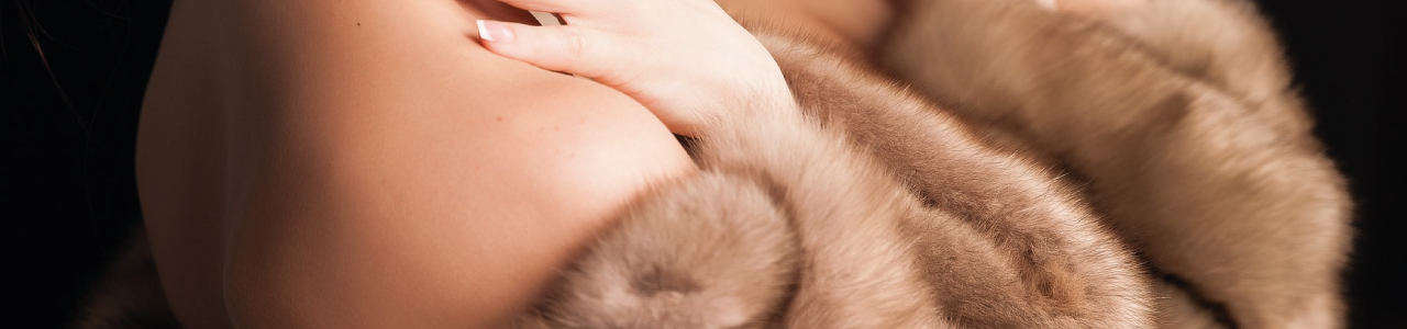 imagem aparecendo o ombro de uma mulher com um casaco de pelos cobrindo seu peito, fazendo referência ao apelido que gerou o sobrenome lacerda