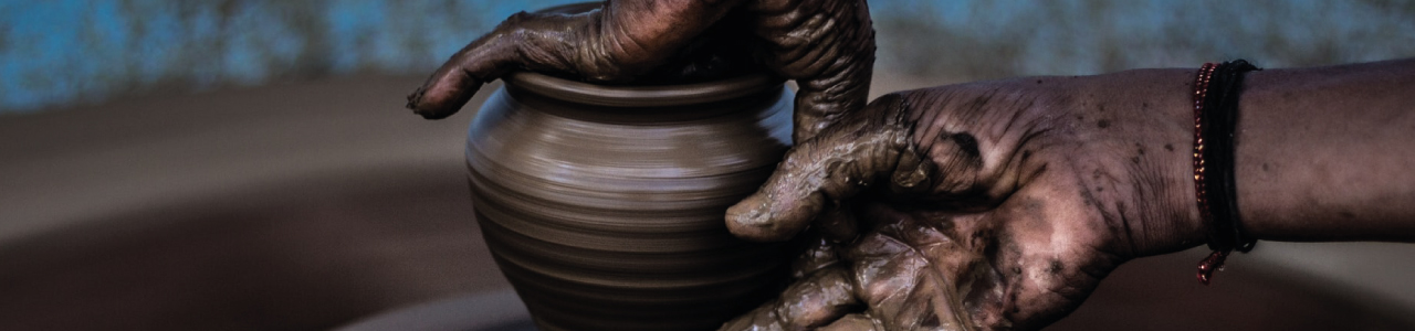 imagem mostra uma pessoa fazendo um vaso de argila, remetendo a profissão que provavelmente gerou o sobrenome leme