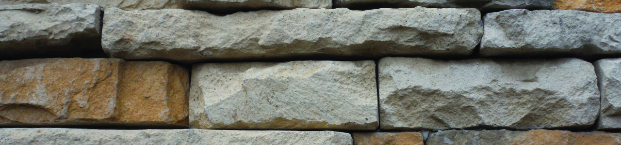 imagem de uma parede de pedras, fazendo alusão ao ofício de canteiro, possível origem do sobrenome pedroso.