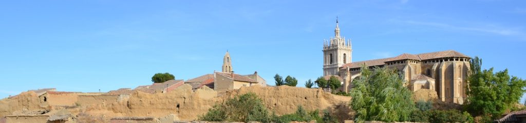 Imagem da igreja de San Hipólito el Real, na cidade de Támara de Campos, na província de Palência, Espanha;