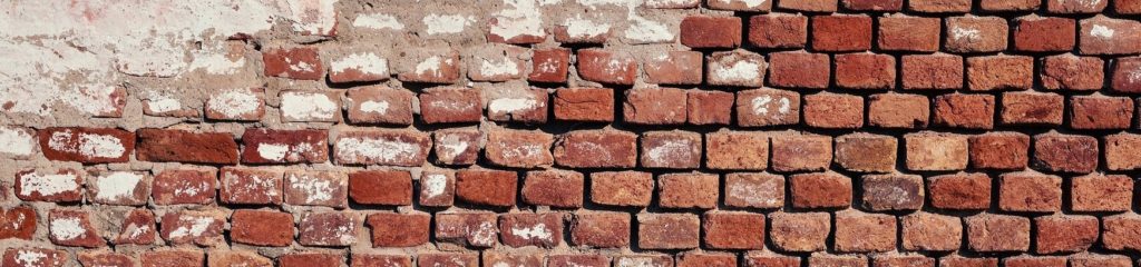Imagem de um muro de tijolos.