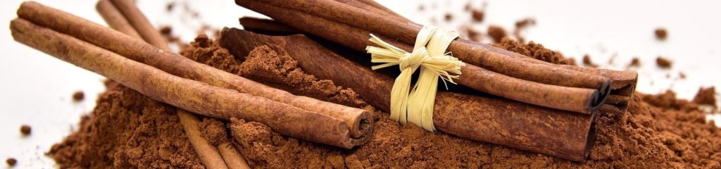 Imagem de pedaços de canela e de canela moída.