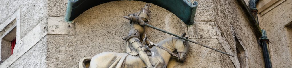 Detalhe em uma parede de um cavaleiro vestindo armadura.