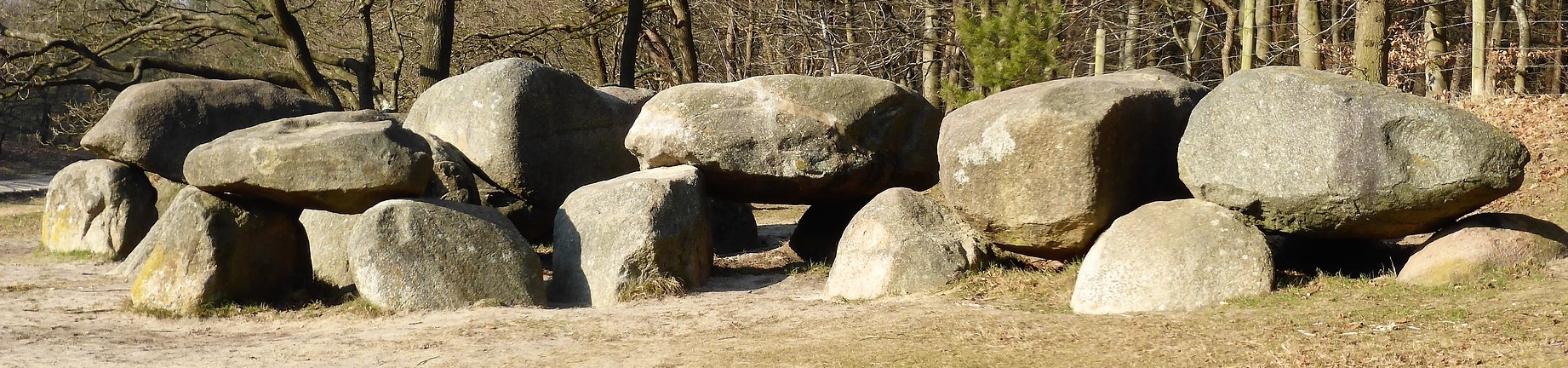 Imagem de um monumento formado por pedras sobrepostas, conhecido como dólmen ou anta.