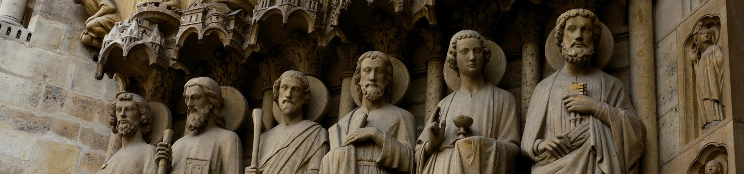 Detalhe de esculturas religiosas na catedral de Notre Dame, em Paris, França.