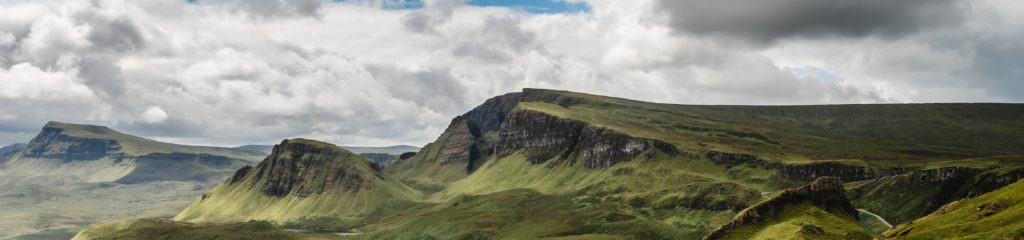 Foto da formação geológica Quiraing, na Ilha de Skye, Escócia.