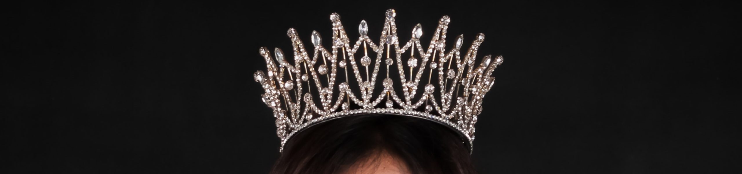 Imagem de uma mulher com uma coroa de cristais na cabeça.