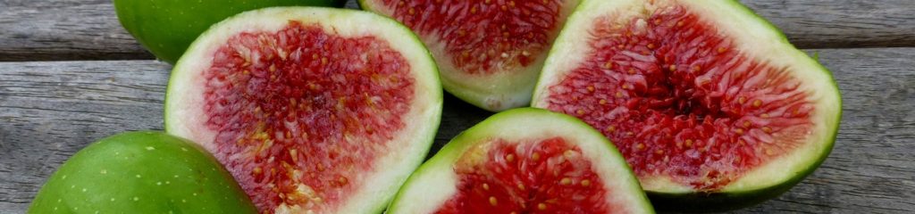 Imagem de vários figos cortados ao meio.