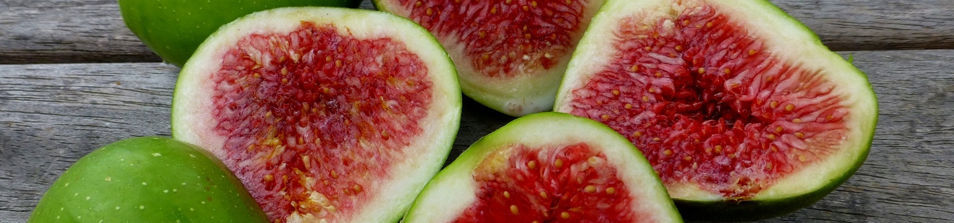 Imagem de vários figos cortados ao meio.