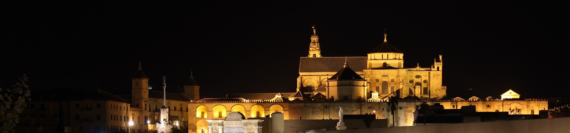 Foto noturna da cidade de Córdoba, na comunidade autônoma da Andaluzia, na Espanha.