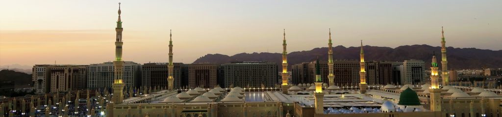 Foto da Mesquita do Profeta, na cidade de Medina, Arábia Saudita.
