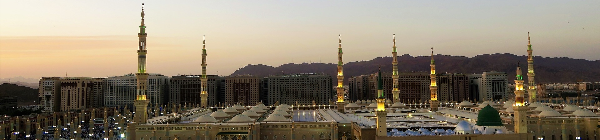 Foto da Mesquita do Profeta, na cidade de Medina, Arábia Saudita.