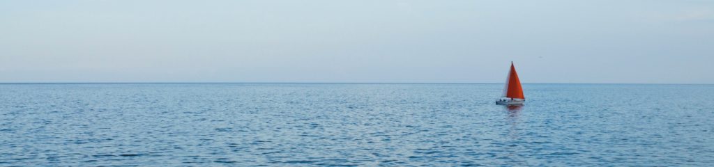 Foto de um barco navegando sobre o mar.