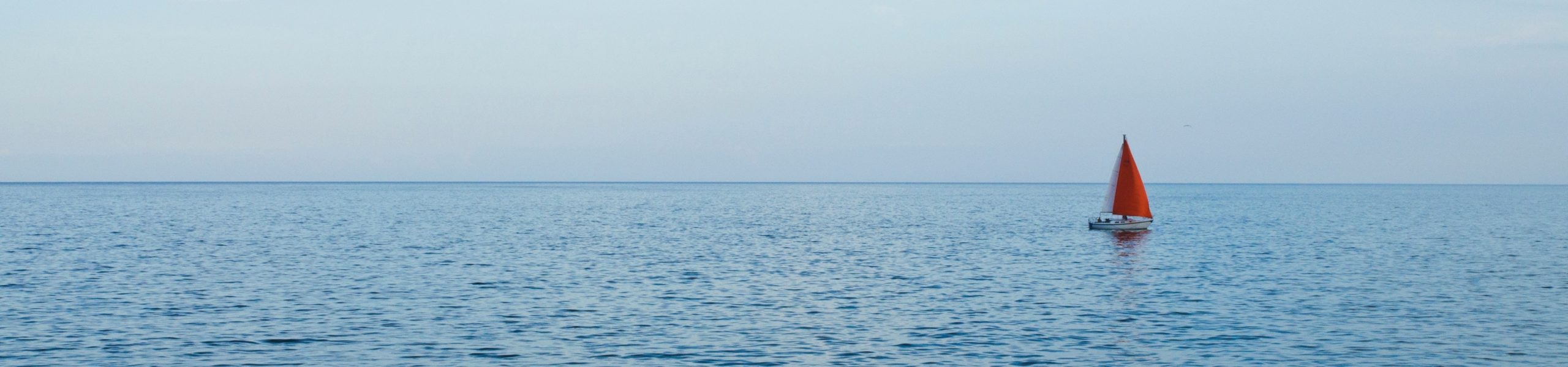 Foto de um barco navegando sobre o mar.