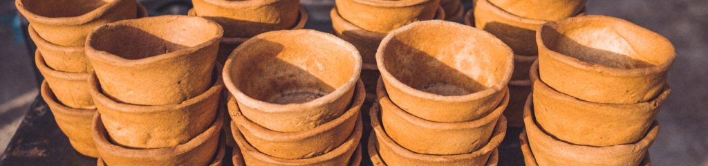 Imagem de vários recipientes de cerâmica empilhados.