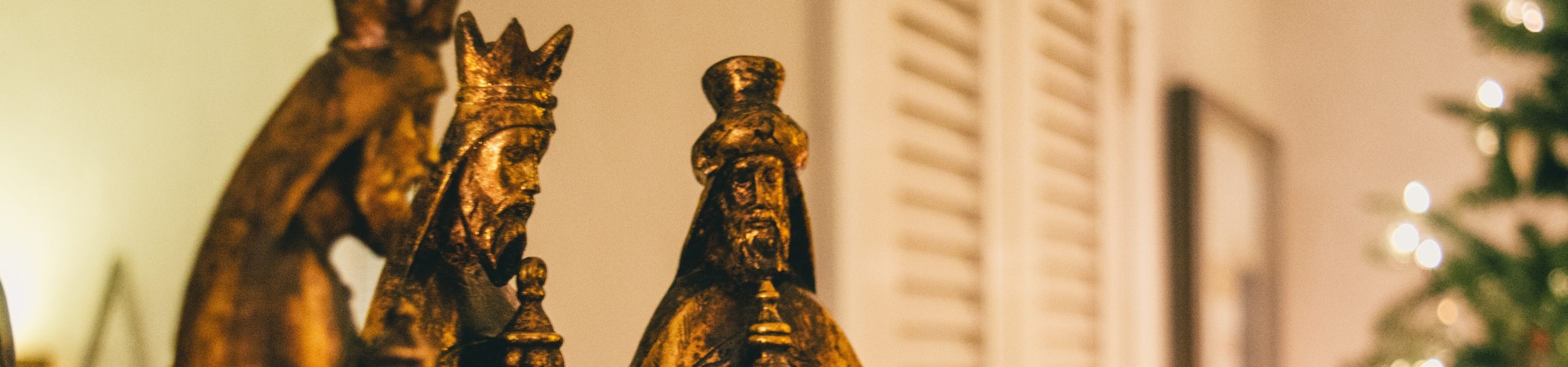 Decoração de Natal com três imagens representando os Reis Magos.