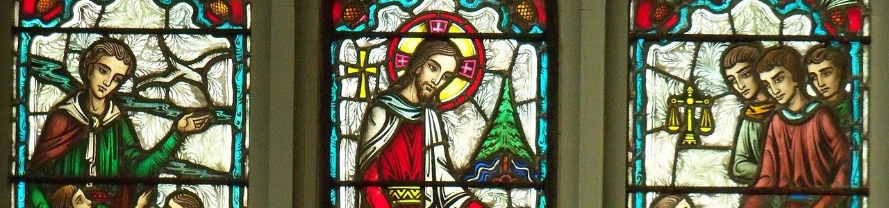 Imagem de um vitral em uma igreja.