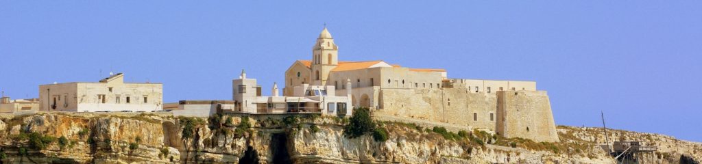 Vista de uma montanha rochosa na região de Gargano, em Púglia, na Itália