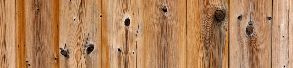 Imagem de várias tábuas de madeira dispostas juntas.