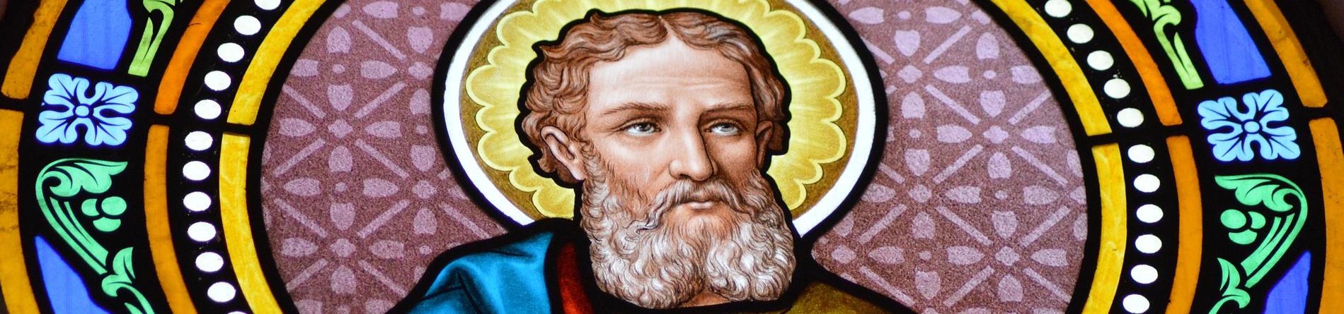 Imagem de um vitral em uma igreja, representando São Tomé.