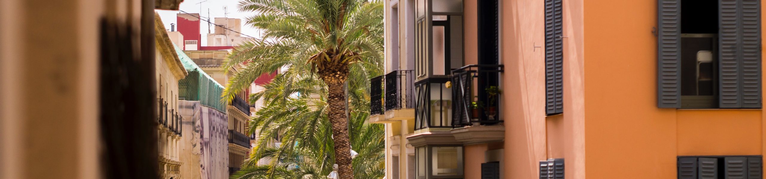 Foto de uma rua na cidade de Alicante, na Espanha.