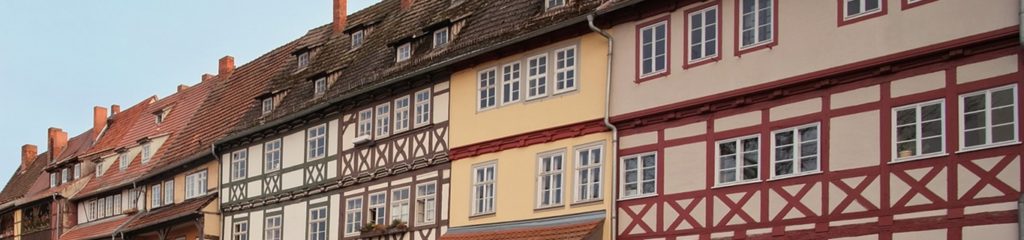 Imagem de construções no estilo Fachwerk (Enxaimel), na cidade de Erfurt, Alemanha.