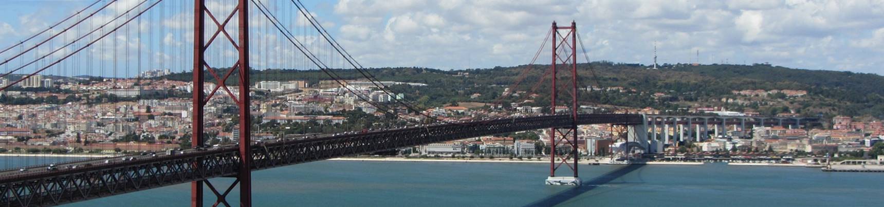 Ponte 25 de Abril, sobre o rio Tejo, conectando as cidades de Almada e Lisboa, em Portugal.