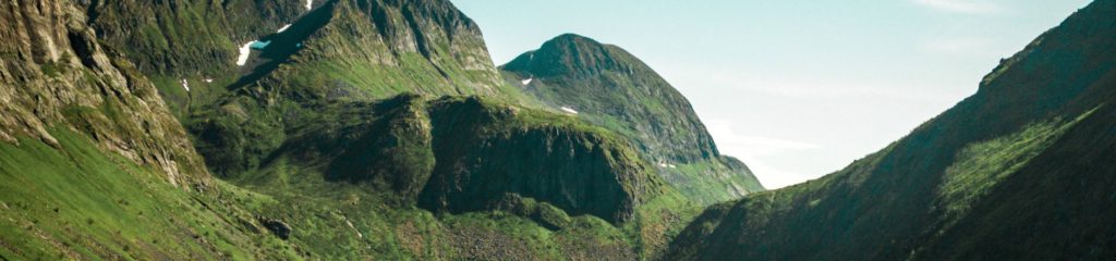 Cadeia de montanhas cobertas por vegetação.